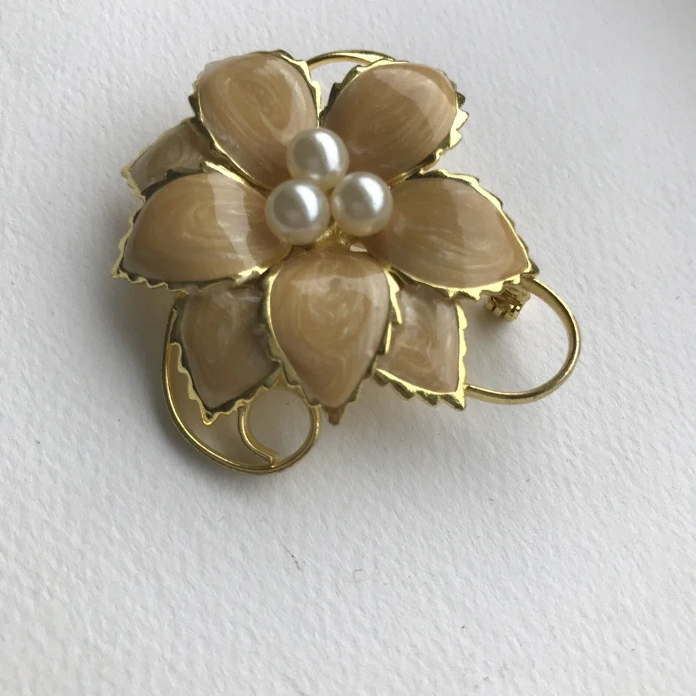 Vintage Enamel & Faux Pearl Flower Pin Brooch Beige Gold Tone Grandmacore